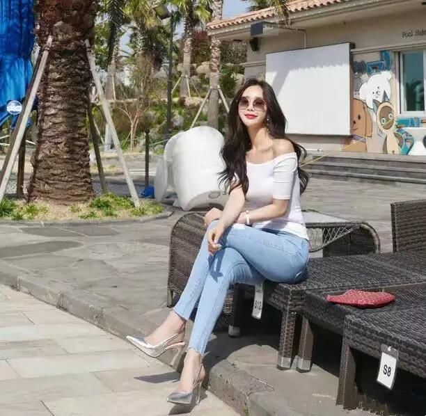 牛仔裤收紧腿部线条更突出女性的魅力，衬托出女性优美的曲线