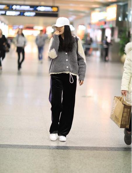 “晴格格”王艳打扮随意，网友：正常普通人就这么打扮，看着舒服