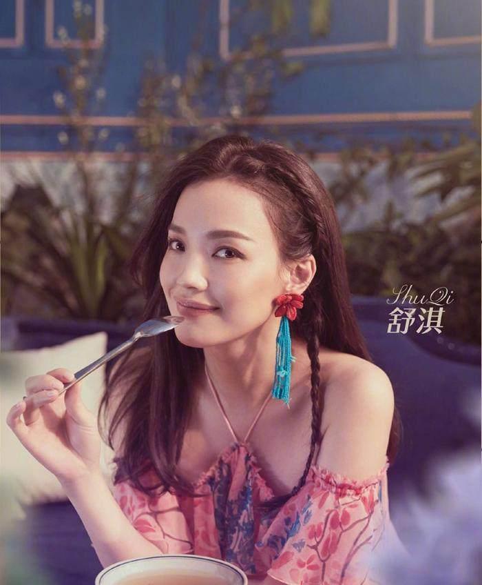 瘦下来的赵薇气质真好，穿印花裙撞上舒淇，居然一点儿都没输！