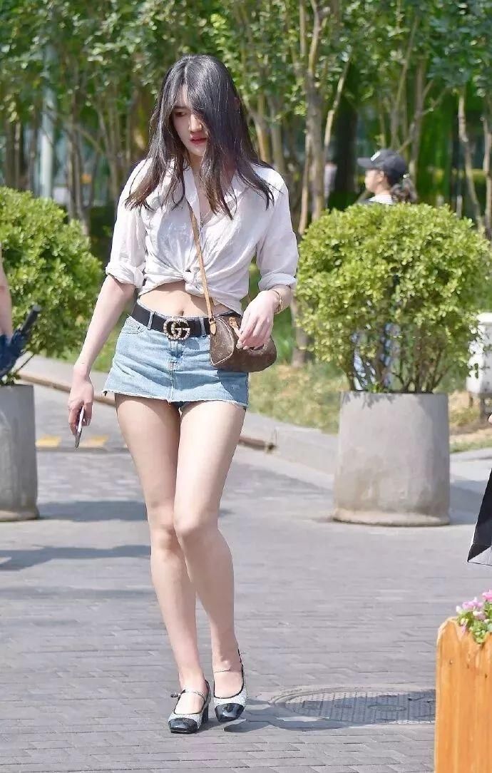 街拍:高挑的肤白美女，可惜还是单身!