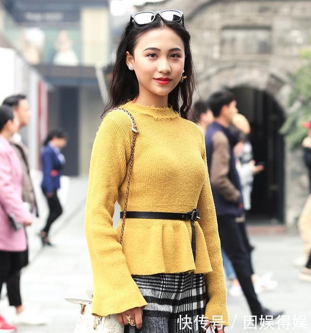 「 身穿」落落大方气质非凡，街拍：小姐姐身穿绑带连衣裙