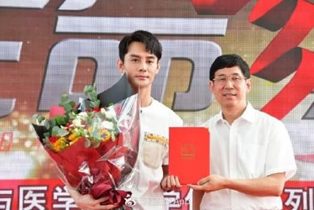 王凯被疑艾滋病？本尊做公益现场献血，谣言不攻自破