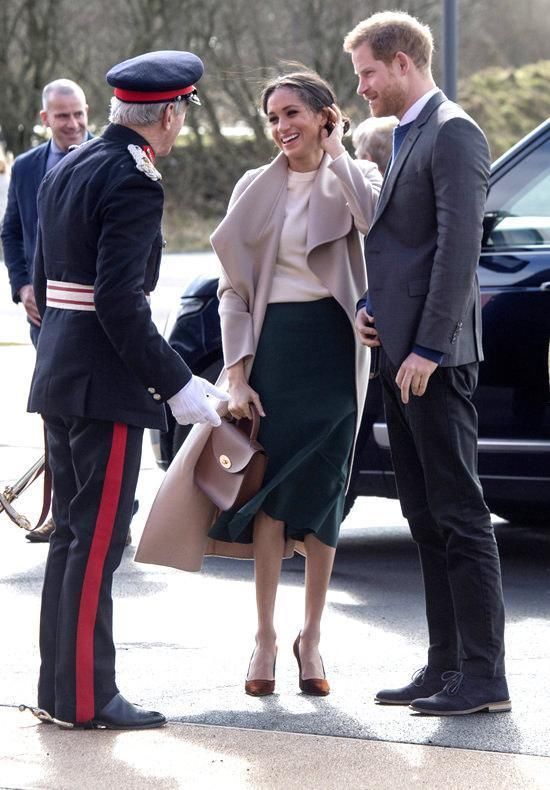 梅根王妃为什么不用好一点的包包?李英爱机场包等于一部车的首付