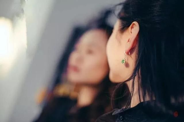 为什么你的翡翠饰品戴在身上就不如她好看？！