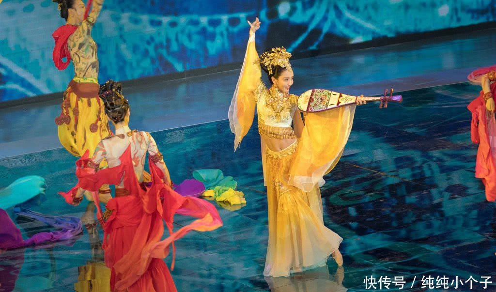 「 真好」穿民族风裙子条纹魅力无限，丫丫真美，佟丽娅身材真好