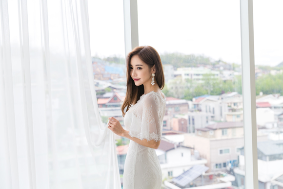 女神孙允珠,花语络纹绸缎玉透古典晚礼裙