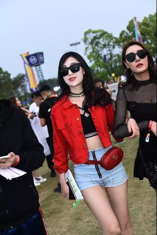 穿热裤戴墨镜的气质小姐姐,就像《黑客帝国》中的女神杀手