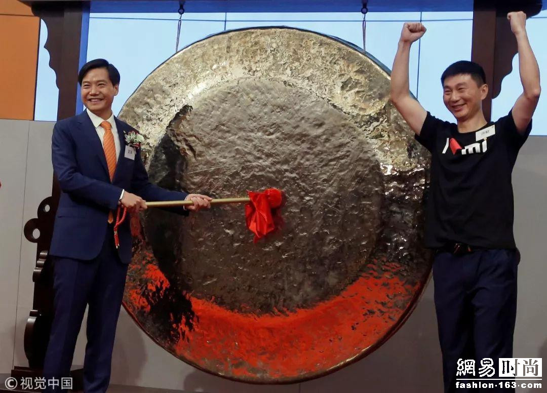 上市后 雷军竟穿168元破洞牛仔裤背包变身时髦军