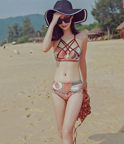 漂亮的小姐姐身穿性感的泳衣！展现了自己完美的身材！