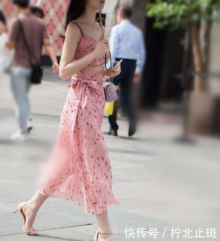  「吊带」街拍：吊带碎花裙，腰间的蝴蝶结装饰，增添魅力韵味