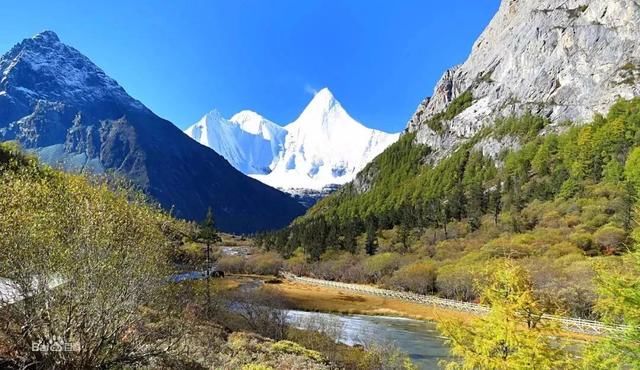 行车记录仪拍下川藏线越野车冲入江中，自驾游应该注意些什么?