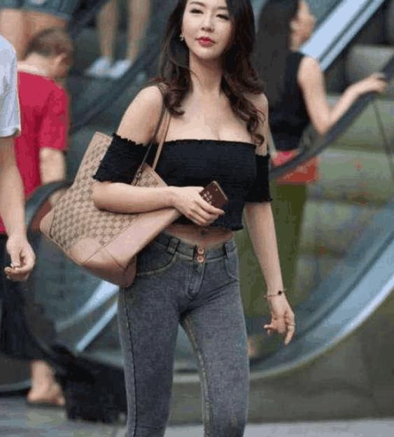 街头穿紧身牛仔裤的女人，发现不一样的美