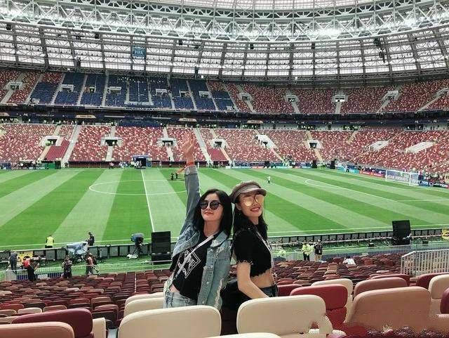 马云赏脸与阿Sa祖儿合影，她们两个却都往谢霆锋这边靠?