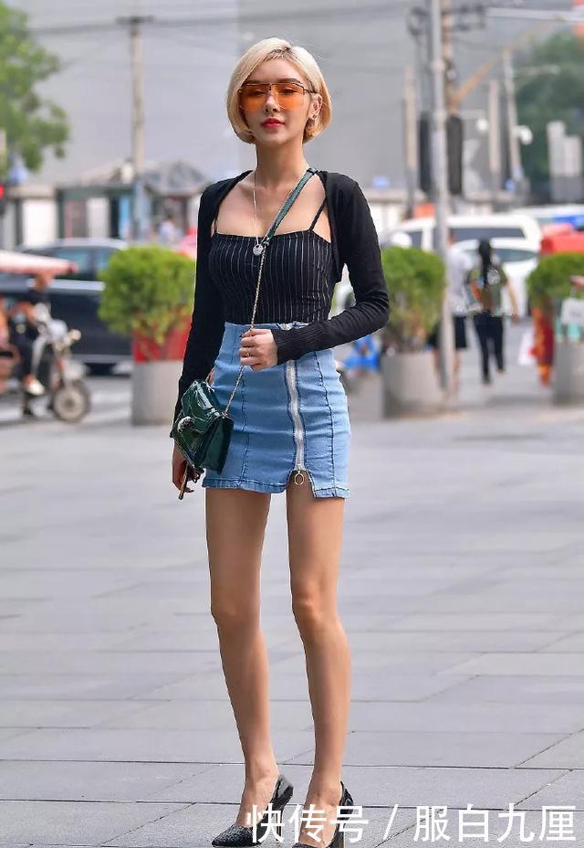 『小姐姐』街拍:美女脚上搭配上一双尖头的高跟鞋优雅又气质,经典又时尚