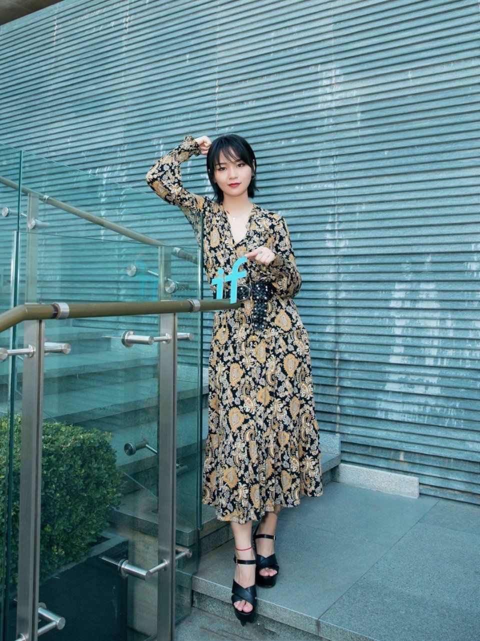 周笔畅瘦了20斤后竟然美出女人味，但这大露背以后还是别尝试了吧