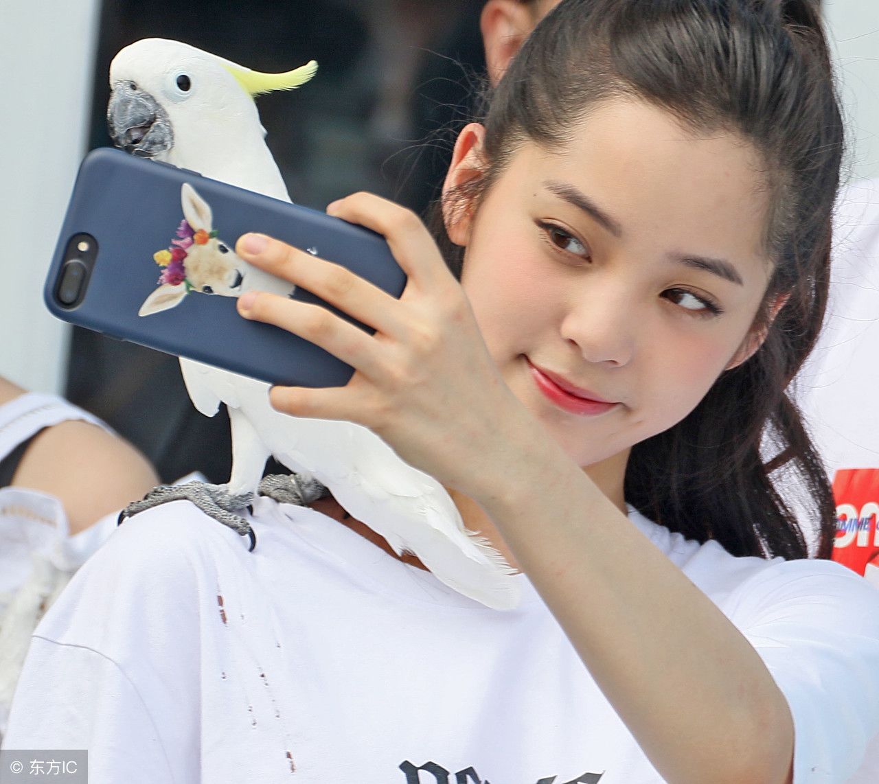 18岁欧阳娜娜素颜现身，网友:素颜的她竟还能美成这样?