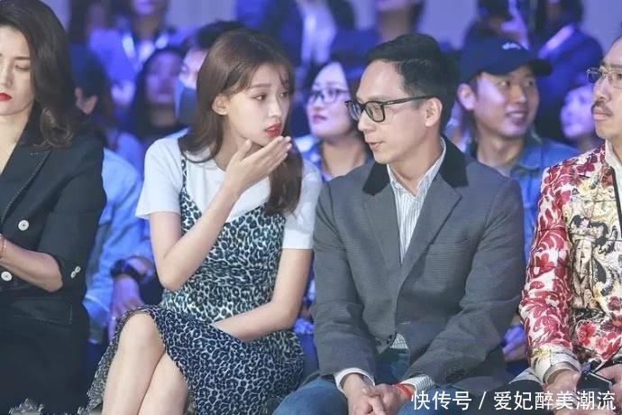 孙怡台下看秀都不安分，扯裙的瞬间好尴尬！好歹也拿块布盖一盖吧