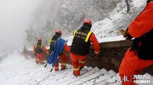 雪中营救!游客在泰山十八盘台阶摔伤,泰安消防迅速救援