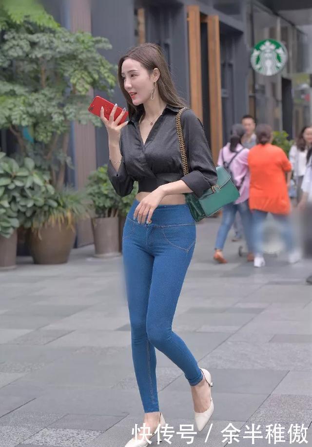 「可谓」街拍:豹纹高跟鞋搭配皮裙非常的相配,两者的结合可谓是天作之合