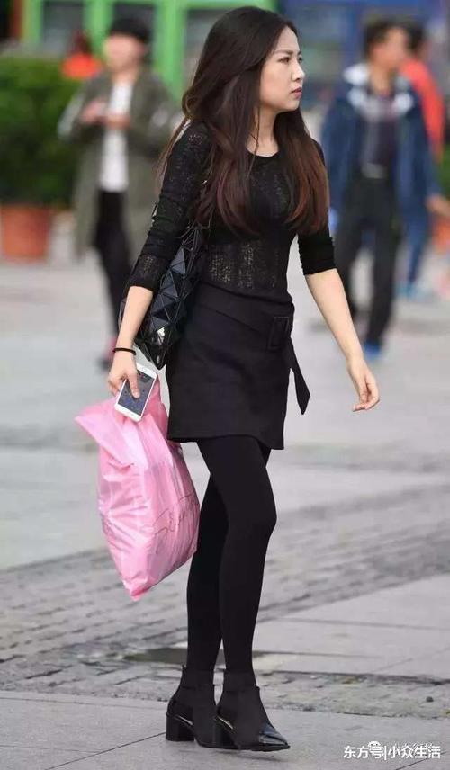 街拍路人：紧身裤让女人不自觉头上扬，加点小高傲更有魅力