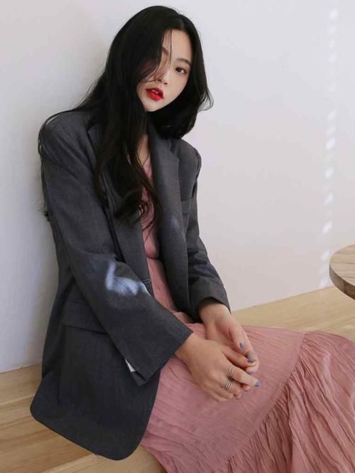  【女生】聪明的女生，早就开始用这几款外套配裙子了