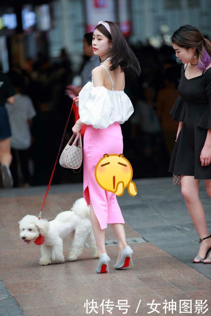 穿粉红包臀裙的小姐姐，遛狗的样子，好美！