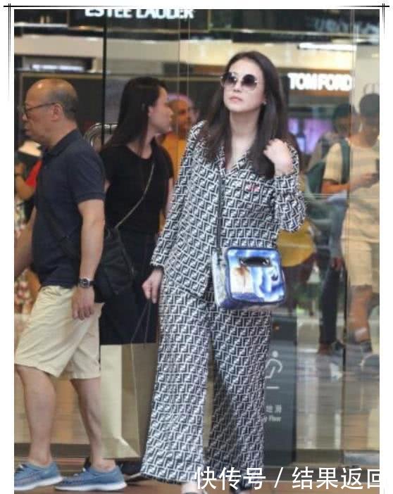 51岁周海媚厉害了！睡衣出街丝毫不显老气，无修图比精修图还美