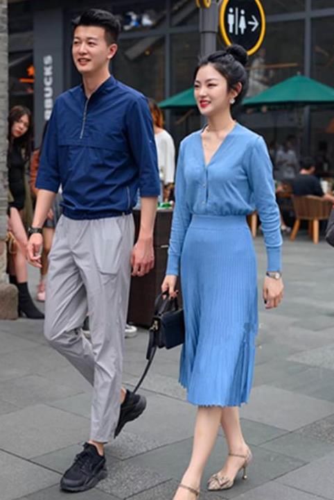  #美女#潮范儿女神来了，街拍：面带笑容的小姐姐，一件黑色短袖配牛仔短裤，青春活力气质