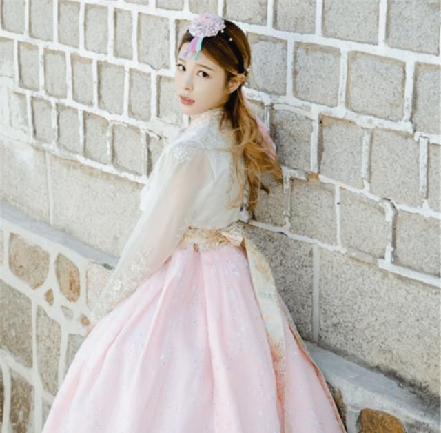  贴心■糖小幽称金咕咕很贴心，帮她捏脚按摩，不小心暴露了两人相处细节