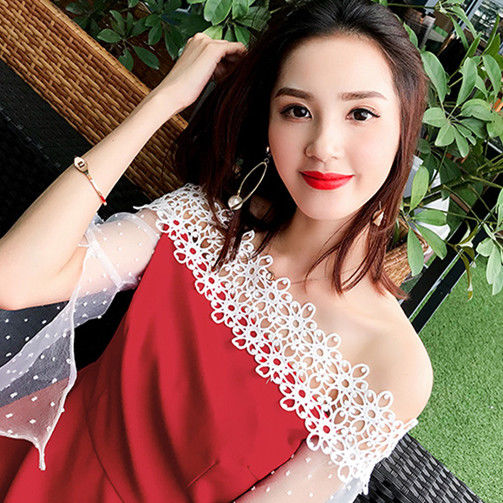 小姐姐又出来撩人了，性感一字领连衣裙，露出小香肩超迷人