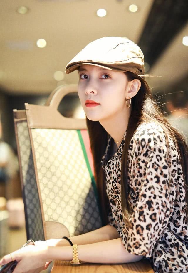 #豹纹设计#宋妍霏是新一代“时髦女神”,穿豹纹衬衫配阔腿裤,慵懒风太高级