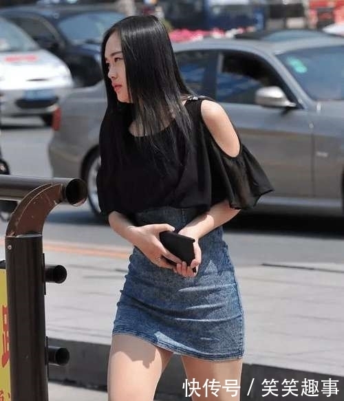  『百看不厌』街拍穿牛仔裙的女子，亭亭玉立的优美身材，让人百看不厌