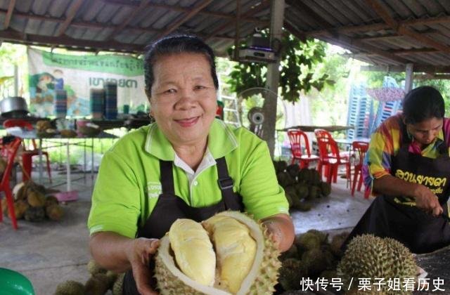 中国游客去泰国旅游，购买水果时看到中文标语，既羞愧又气愤