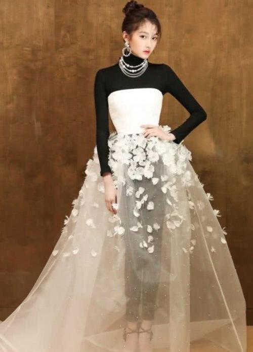 关晓彤为了显腿长，下身竟穿一条打底裤走机场，网友：气场二米八