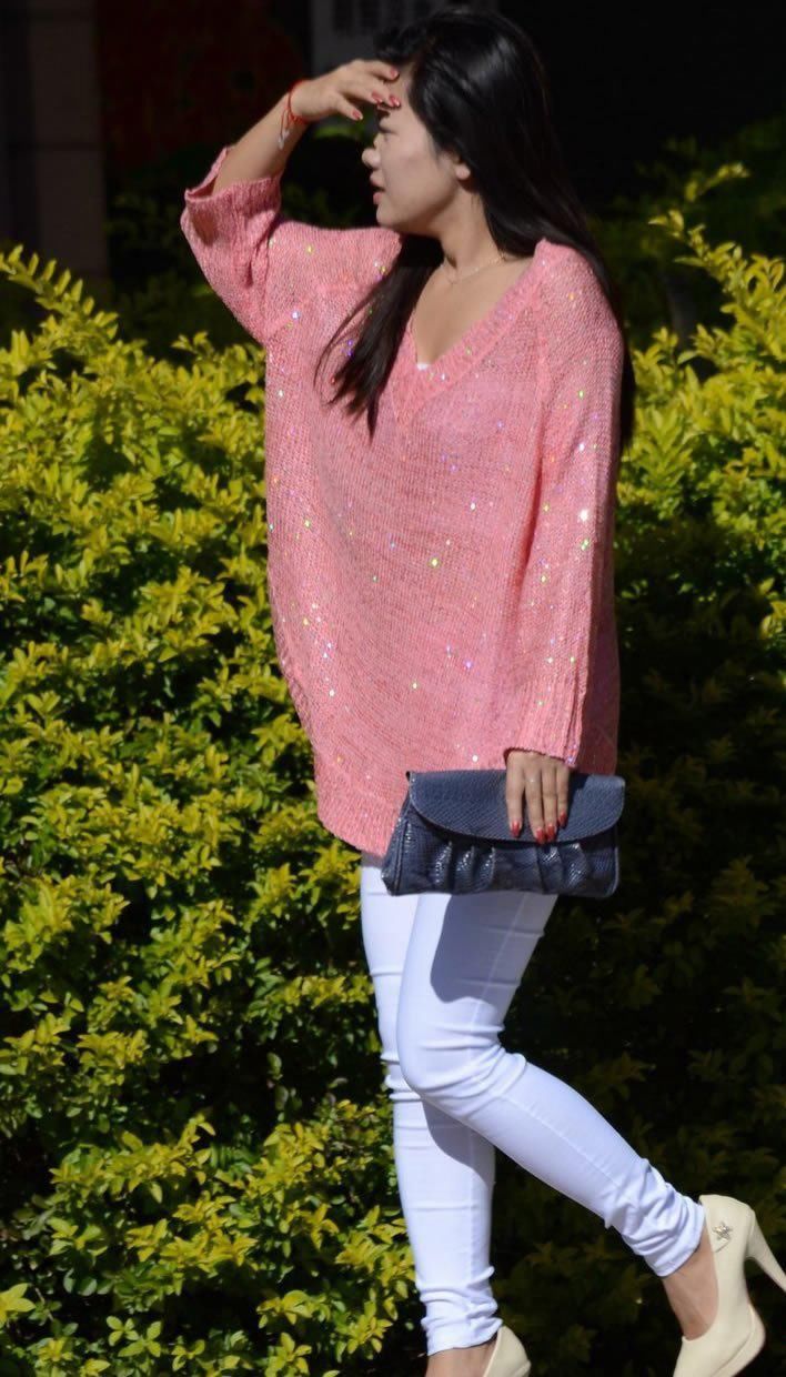 公园里街拍:白色紧身裤美女展现出线条的优美，清新脱俗很吸引人