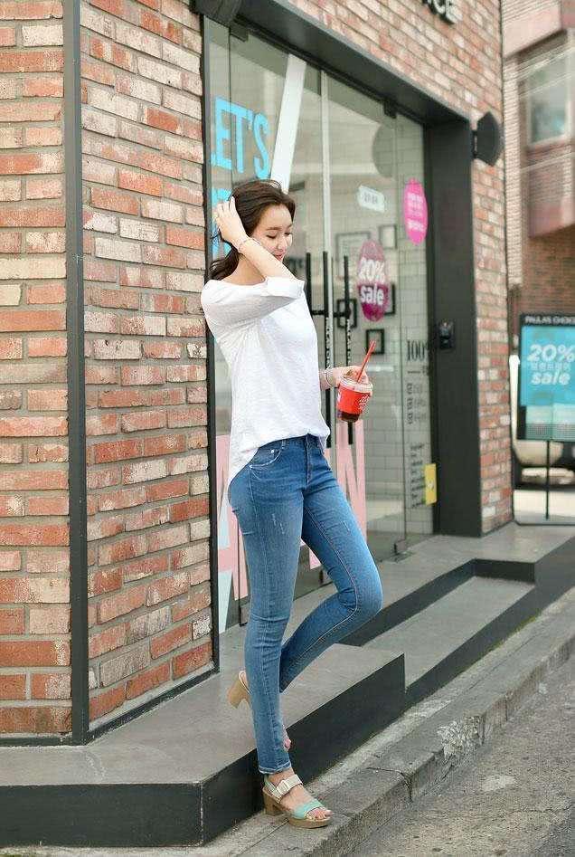 没什么比紧身裤更能勾显妩媚身姿，特别是在夏天