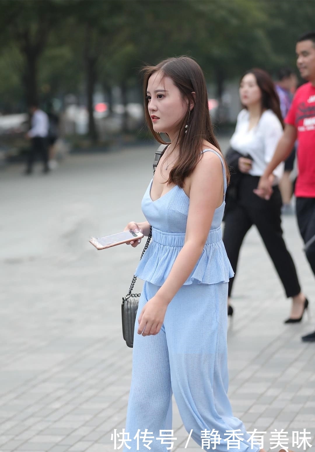 『身穿』街拍:美女身穿天蓝色吊带套装,简单大方,这样的穿搭清凉又时尚