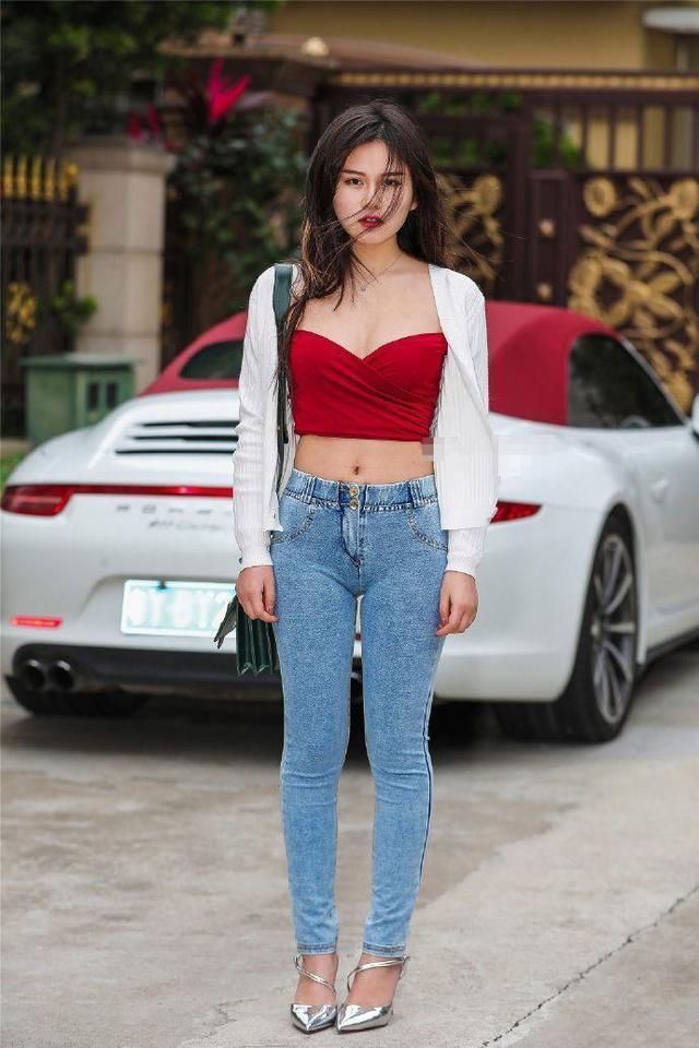 紧身牛仔裤穿出打底裤三角区的问题，好在比打底裤更有视感!