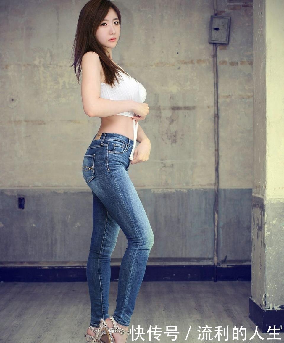 街拍: 美女穿紧身牛仔裤美照, 漂亮大方又吸引人