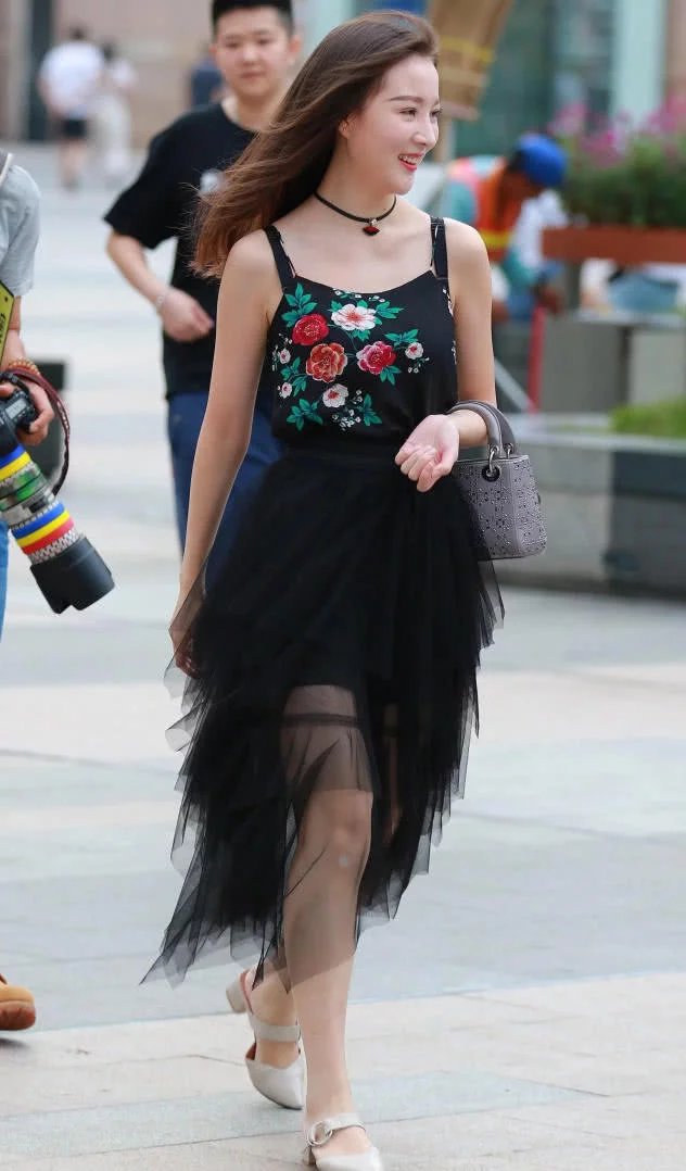 小姐姐修身穿搭勾勒出玲珑有致的身材，网友：不要正脸对我笑，我