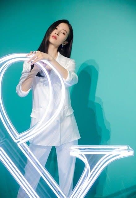 周雨彤：纯白套装凸显气质清丽干练，微笑侧颜似夏日清甜的微风！