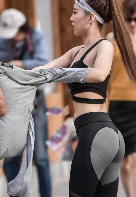 紧身打底裤搭配出女人迷人的气质，显现出让人心动的魅力！