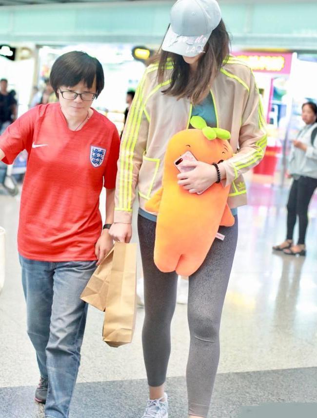 惠若琪心真大, 公众场合直接穿打底裤, 太高买不到合适的裤子?