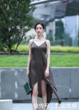 让小姐姐:修身背心搭配牛仔裤,时尚又奢华,彰显女人的独特魅力!