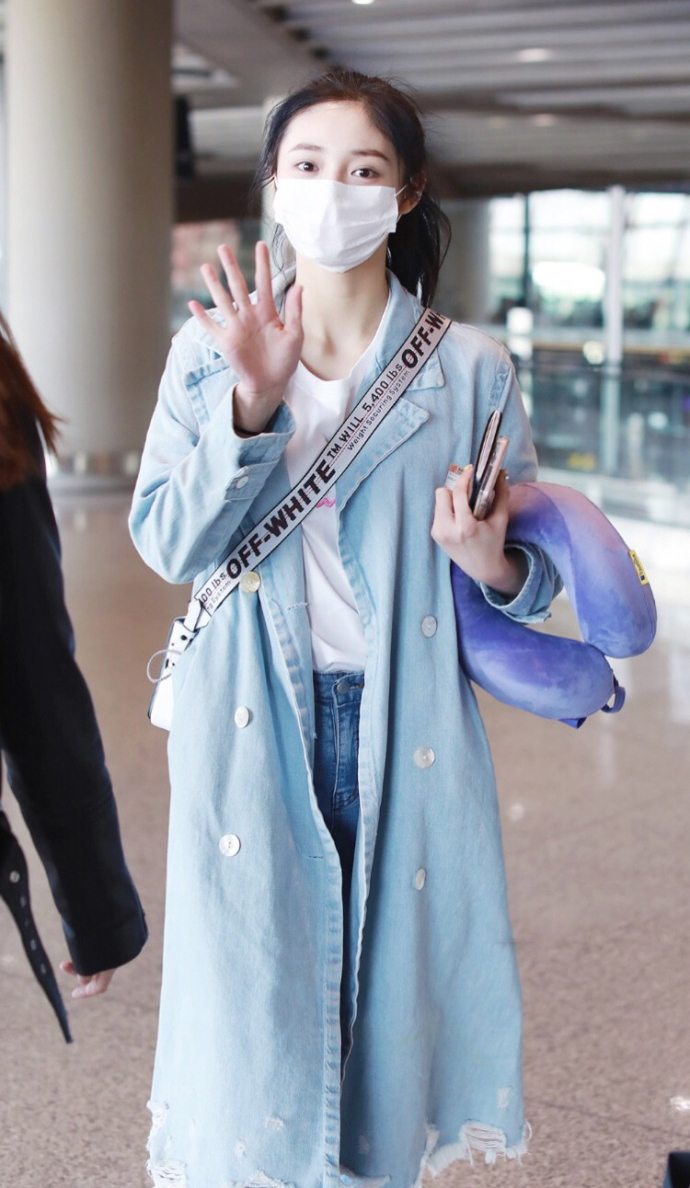 周洁琼越来越有名，机场穿搭也越来越有品，最后一件真漂亮