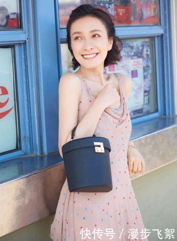 把纱裙穿成村姑的女星很少，不巧吴昕就是其一，网友：丑出新天地