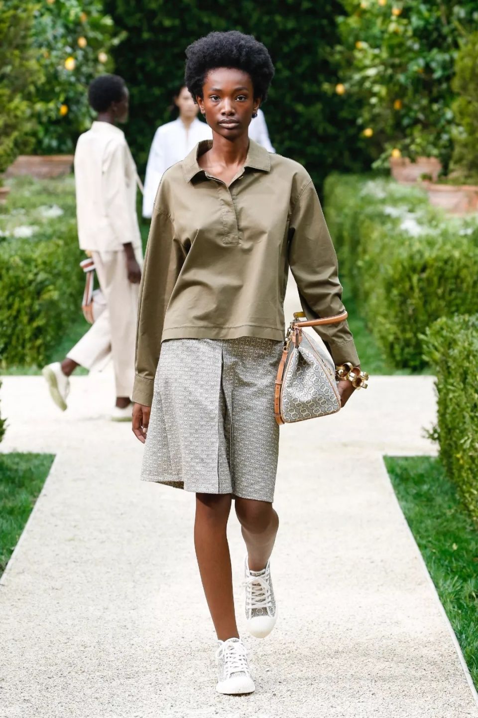 娜扎预测黄铜包边帆布鞋将成爆款,Tory Burch把浪漫融入运动风!