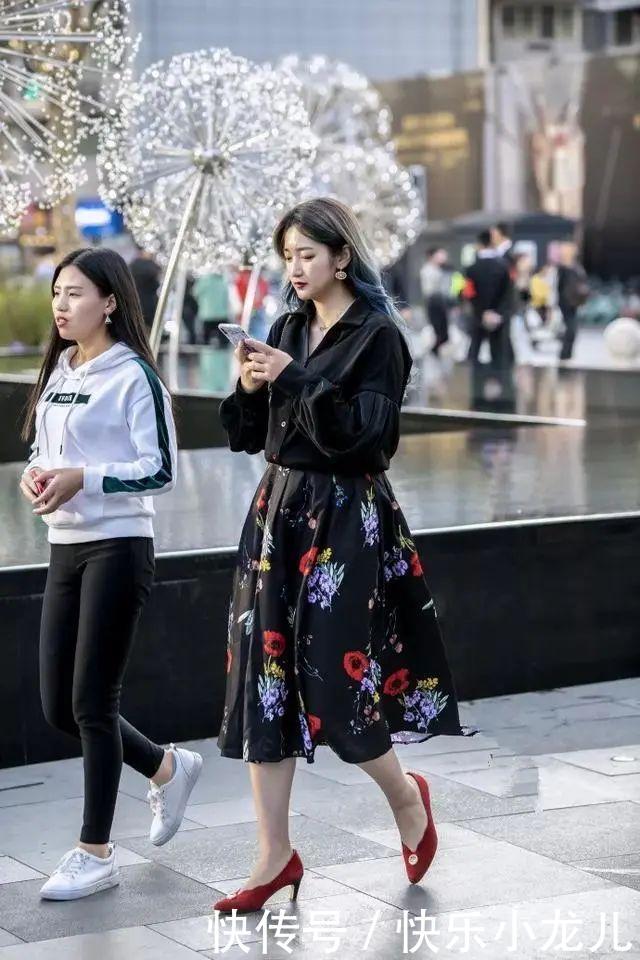 『之中』街拍:美女一双裸色的尖头高跟鞋,优雅之中带着迷人的气息
