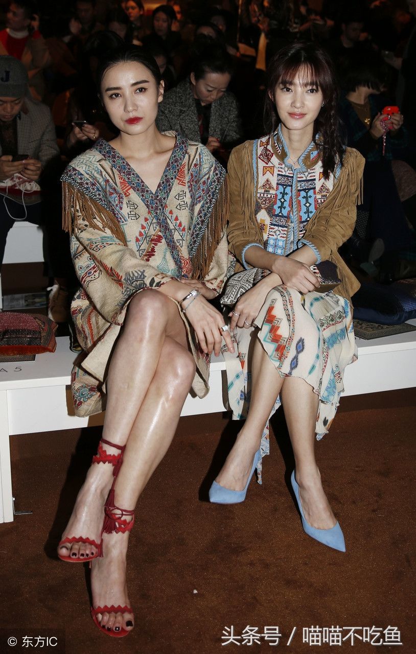 宋佳和王丽坤同台，脚踩高跟凉鞋，网友:看不懂的时尚啊!