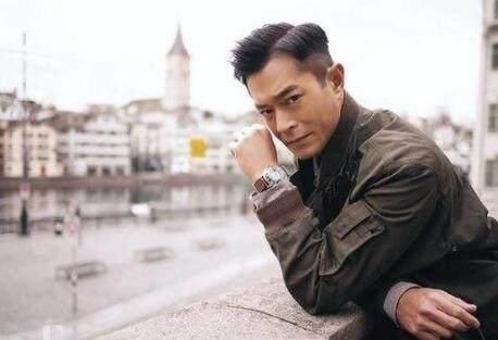 女子举横幅向古天乐借钱救父，古说要了解清楚，网称这是道德绑架